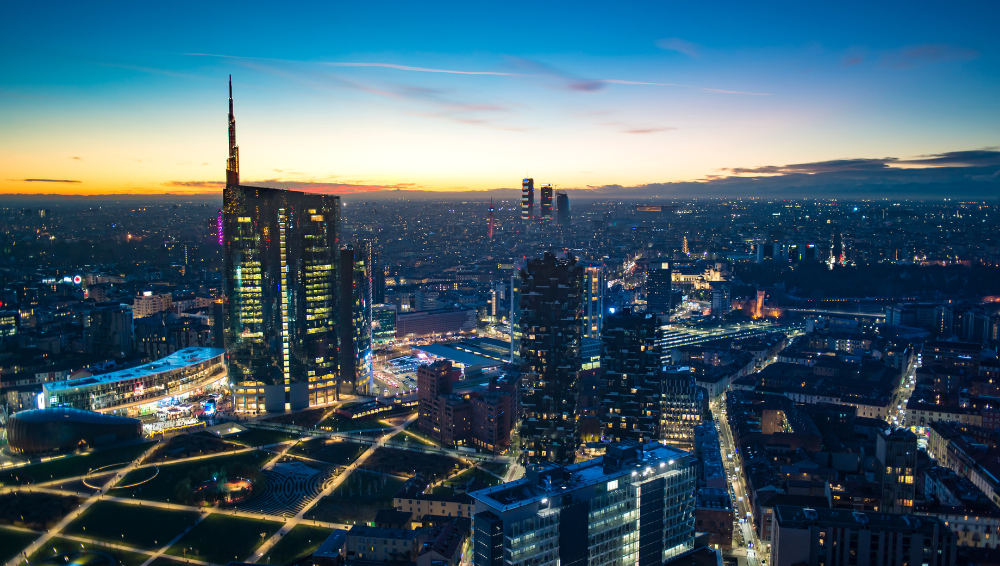 Vista aerea di Milano di notte